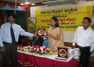 Ms. Roksana Parveen received crest